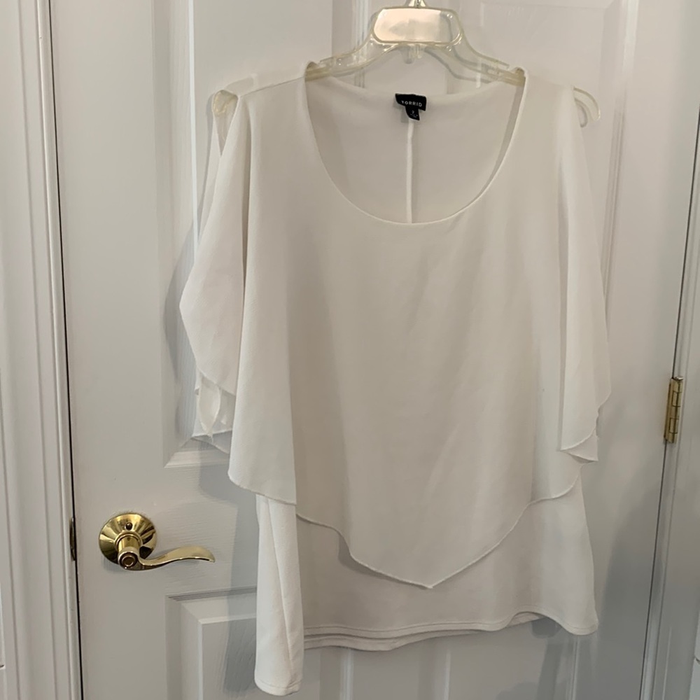 EUC Torrid White Cold Shoulder Blouse Women’s‎ Plus size 2 (2X)